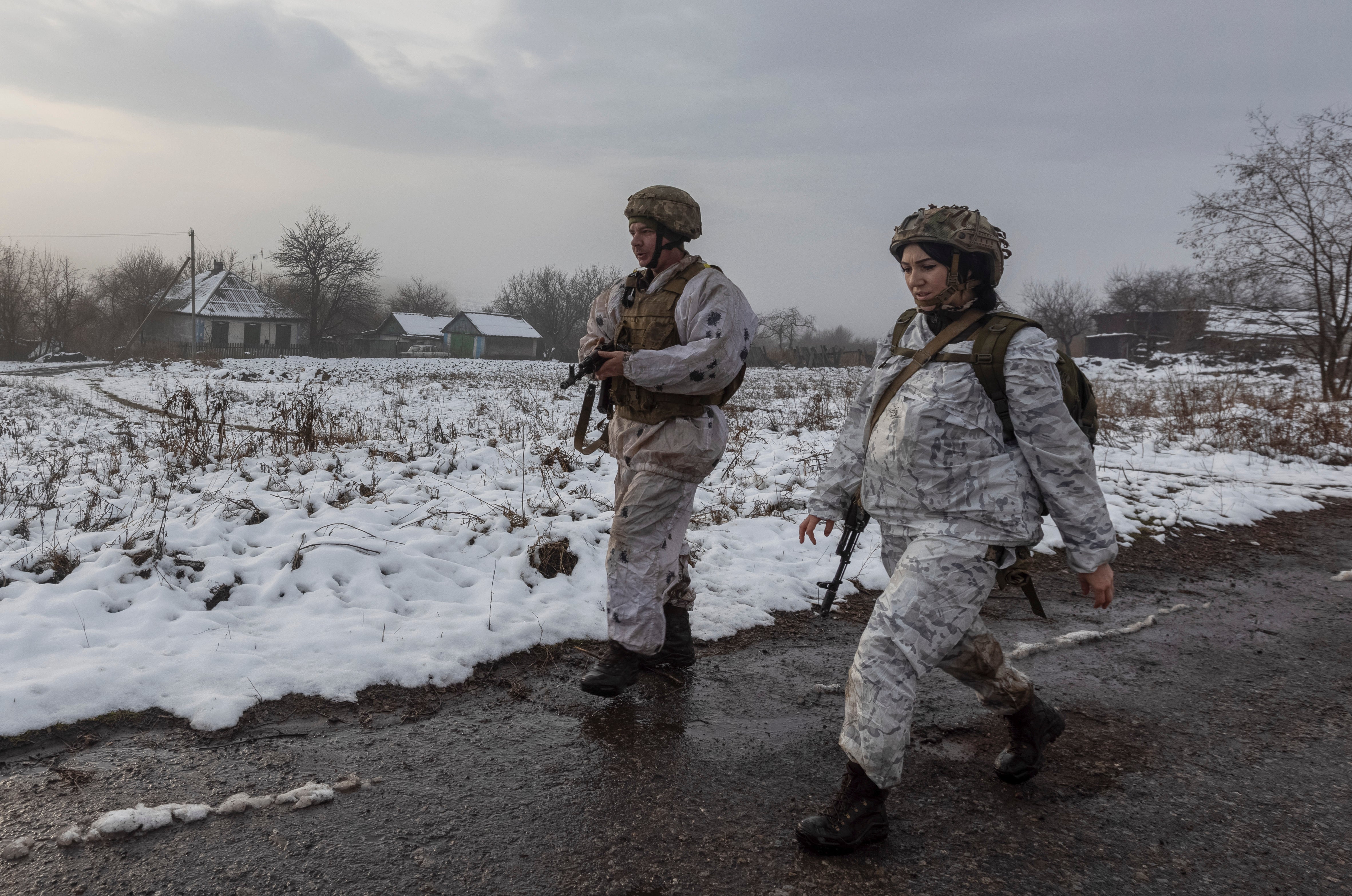 <p>Ukrainian soldiers walk at the line of separation from pro-Russian rebels near Katerinivka, Donetsk region</p>