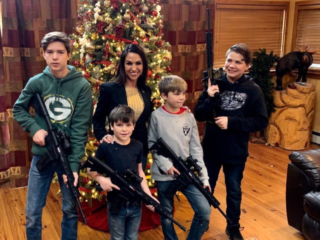 La representante de Colorado Lauren Boebert posó con sus hijos sosteniendo armas en una foto de Navidad