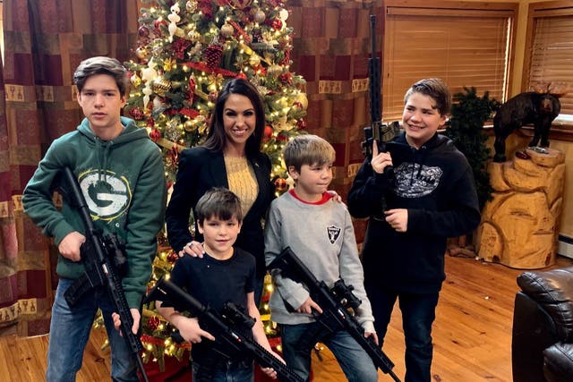 La representante de Colorado Lauren Boebert posó con sus hijos sosteniendo armas en una foto de Navidad