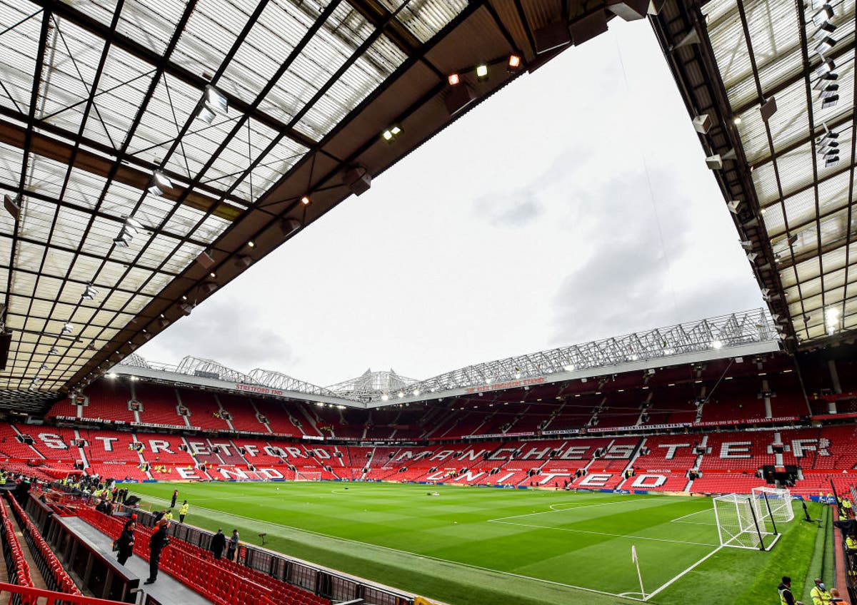 Manchester United players and staff &lsquo;test positive for coronavirus&rsquo;