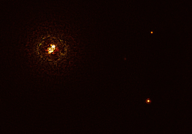La imagen muestra el par de estrellas que albergan planetas más masivo hasta la fecha, b Centauri (arriba a la izquierda), y su planeta gigante b Centauri b (abajo a la derecha). El otro punto brillante en la imagen (arriba a la derecha) es una estrella de fondo.