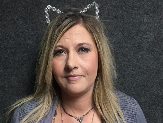 Laura Oglesby, de 48 años, ha sido acusada de robar la identidad de su hija de 22 años