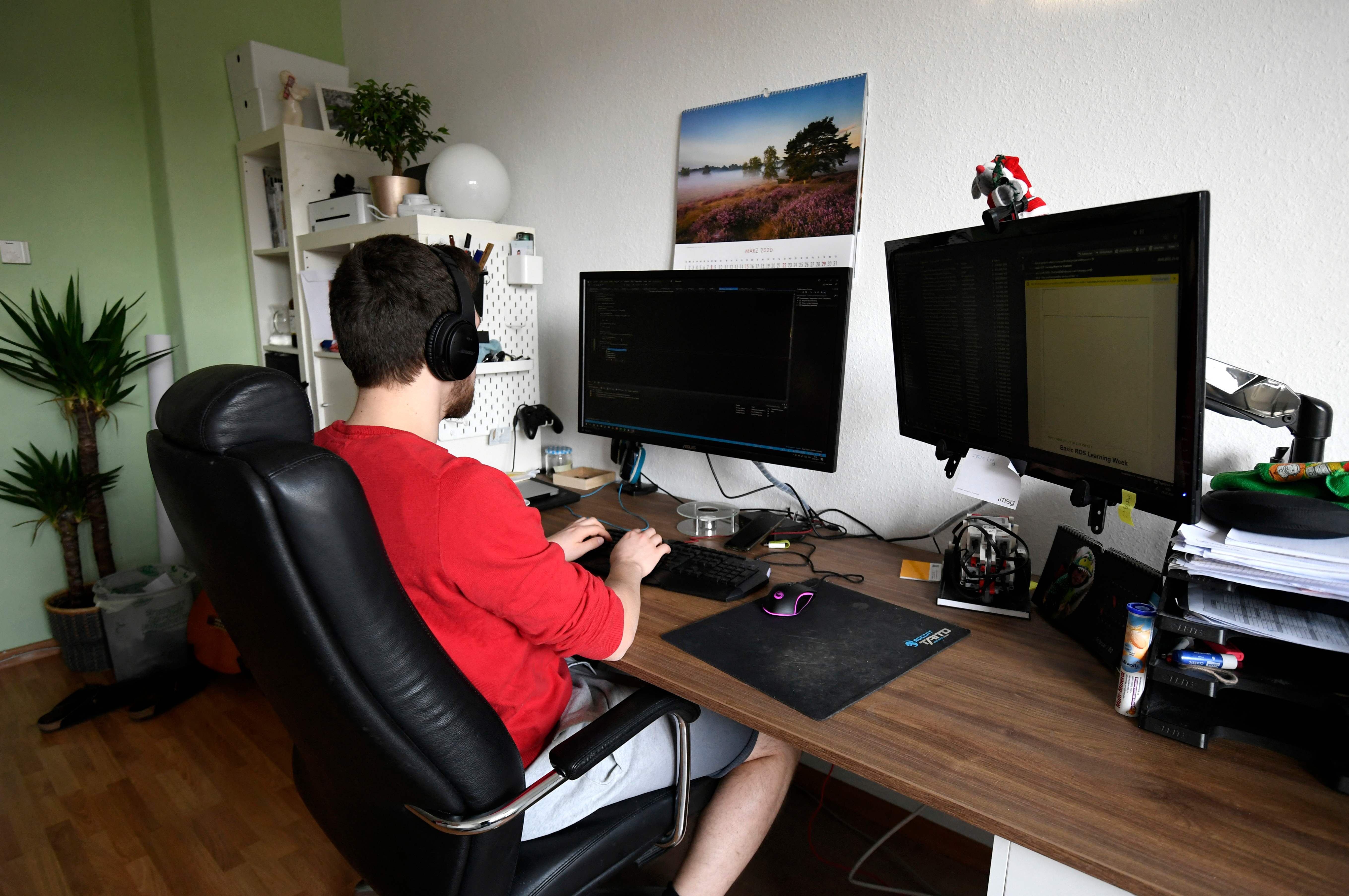 Representative: A federal German court rules that the ‘first’ journey from bed to a home workstation is ‘insured work route’