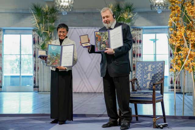 <p>Nobel Peace Prize laureates Maria Ressa  (L) of the Philippines and Dmitry Muratov of Russia pose with their awards</p>