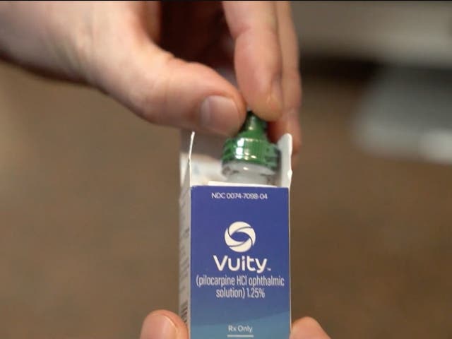 Vuity, un colirio recetado que equilibra el pH de la película lagrimal del ojo y reduce el tamaño de la pupila para ayudar a los adultos que luchan contra la hipermetropía relacionada con la edad.