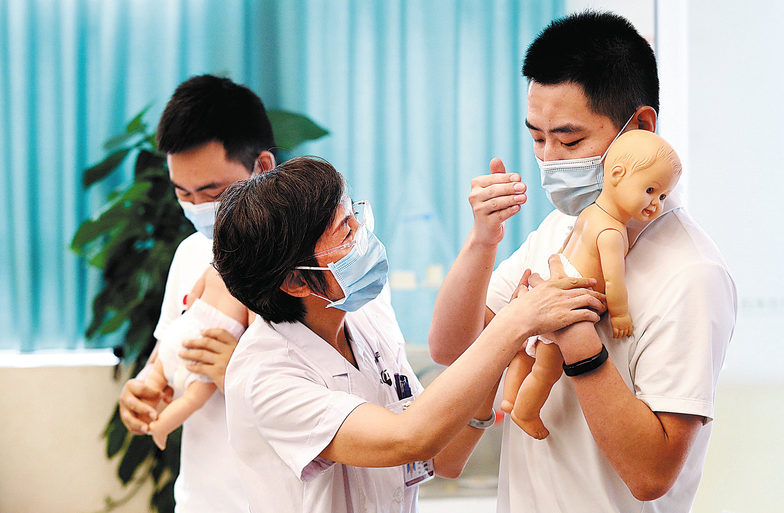 Fathers-to-be learn how to take care of babies at Shijiazhuang Obstetrics and Gynecology Hospital in Hebei province in July