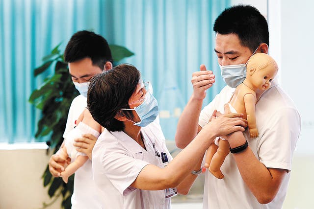 <p>Fathers-to-be learn how to take care of babies at Shijiazhuang Obstetrics and Gynecology Hospital in Hebei province in July</p>