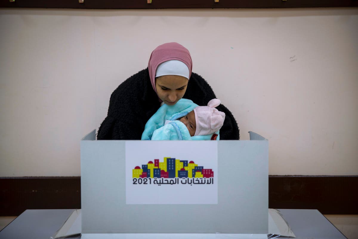 Some 400,000 Palestinians vote in rare municipal elections