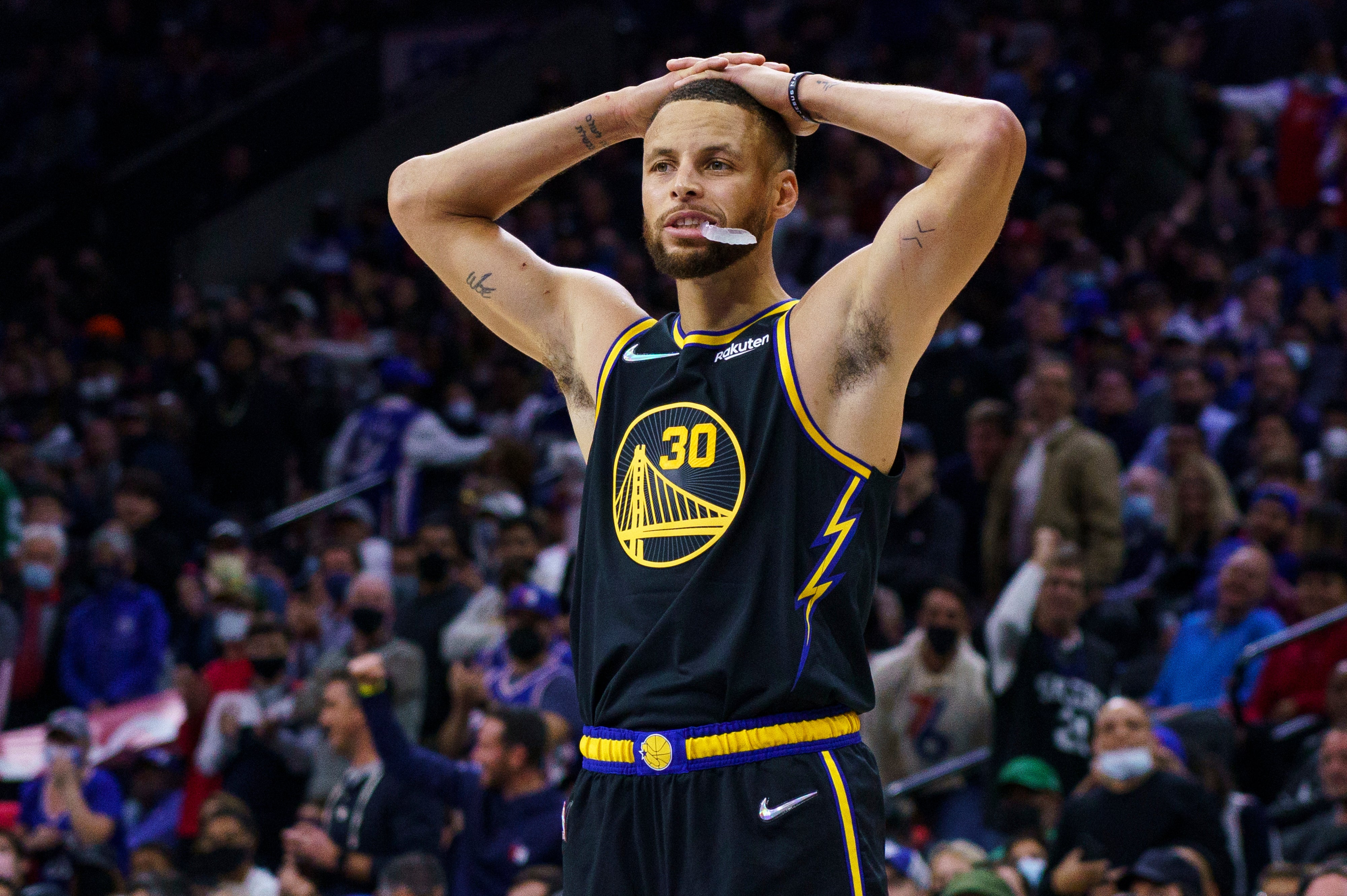 Staan voor viool pauze Steph Curry stifled as Philadelphia 76ers beat Golden State Warriors | The  Independent