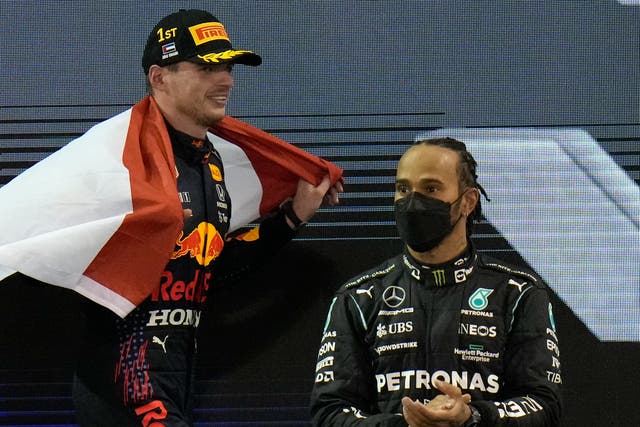 Max Verstappen (izquierda) celebró en el podio junto a Lewis Hamilton (Hassan Ammar / AP)