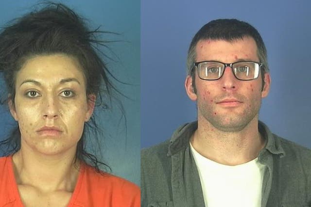Jordan Bowers (izquierda) y Andrew Carlson podrían enfrentar cargos de homicidio involuntario por la muerte de su hija de cinco años