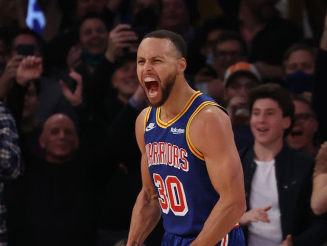 <p>Stephen Curry celebrates breaking the record </p>