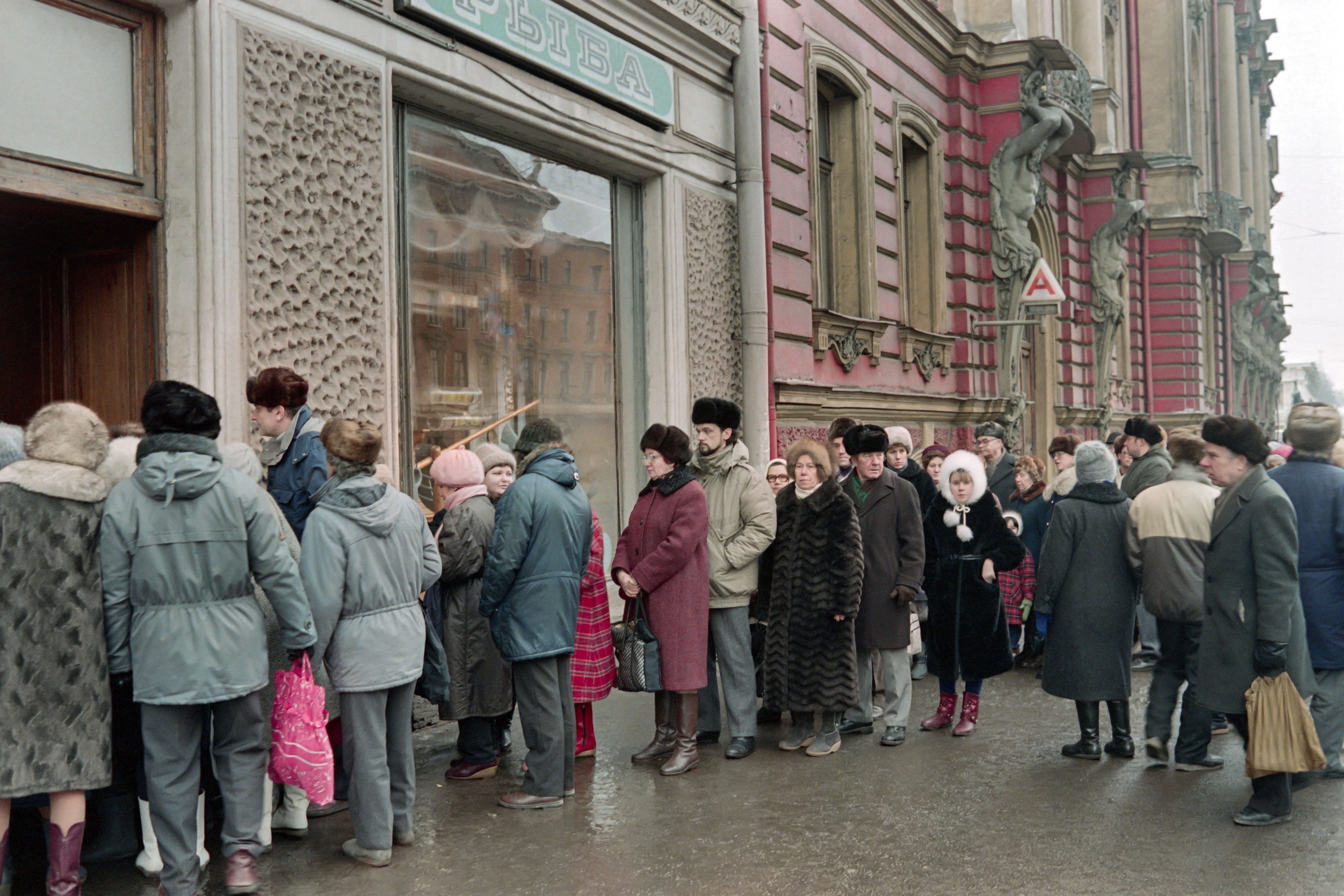 Soviet citizens queue in front of a store in Leningrad on 2 December 1990