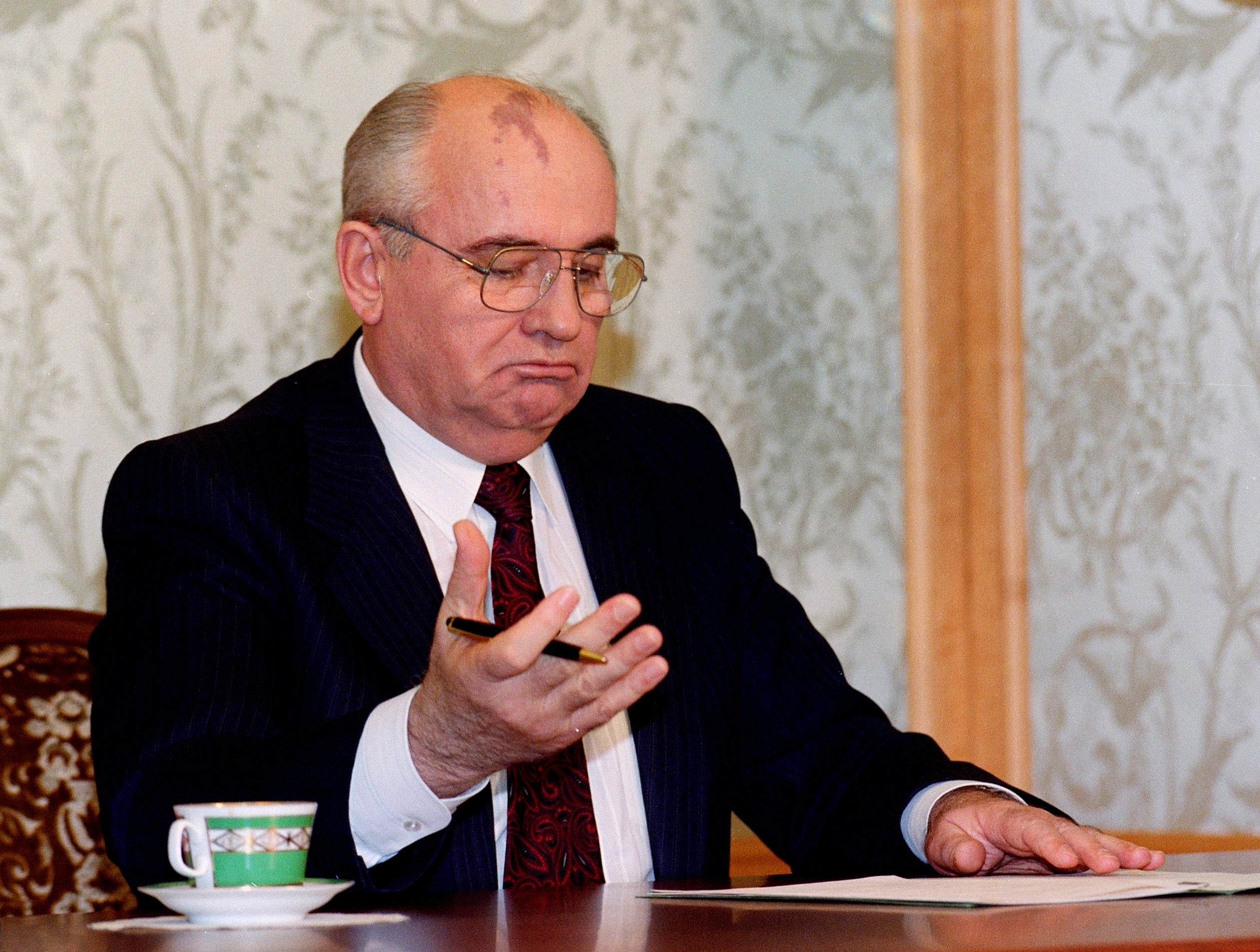 Gorbachev reads his resignation statement in Moscow, 25 December 1991