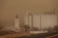 Strong winds blow warmth, chance of tornadoes into Midwest