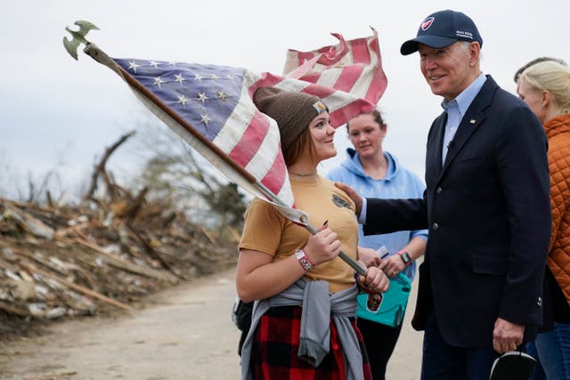 El presidente Joe Biden habla con Raylie Hall, de 12 años, mientras examina los daños causados por las tormentas por tornados y el clima extremo en Dawson Springs, Ky., El miércoles 15 de diciembre de 2021 (AP Photo / Andrew Harnik).