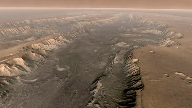 El propio Gran Cañón de Marte, Valles Marineris, se muestra en la superficie del planeta en esta imagen compuesta realizada a bordo de la nave espacial Mars Odyssey de la NASA.