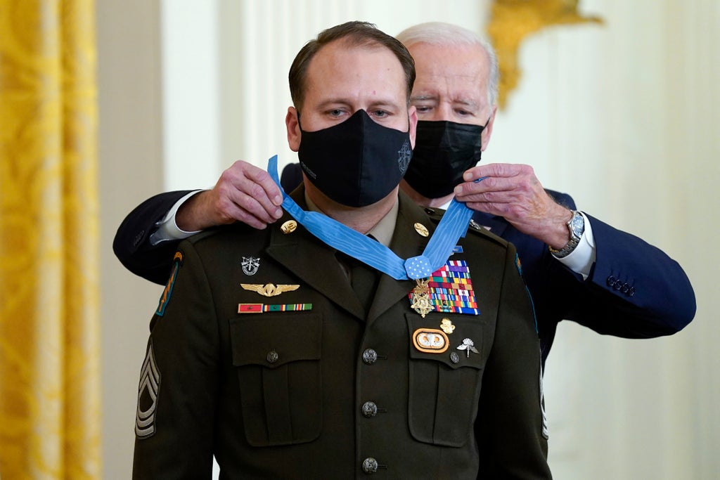 Biden presents 3 soldiers with top military award for valor