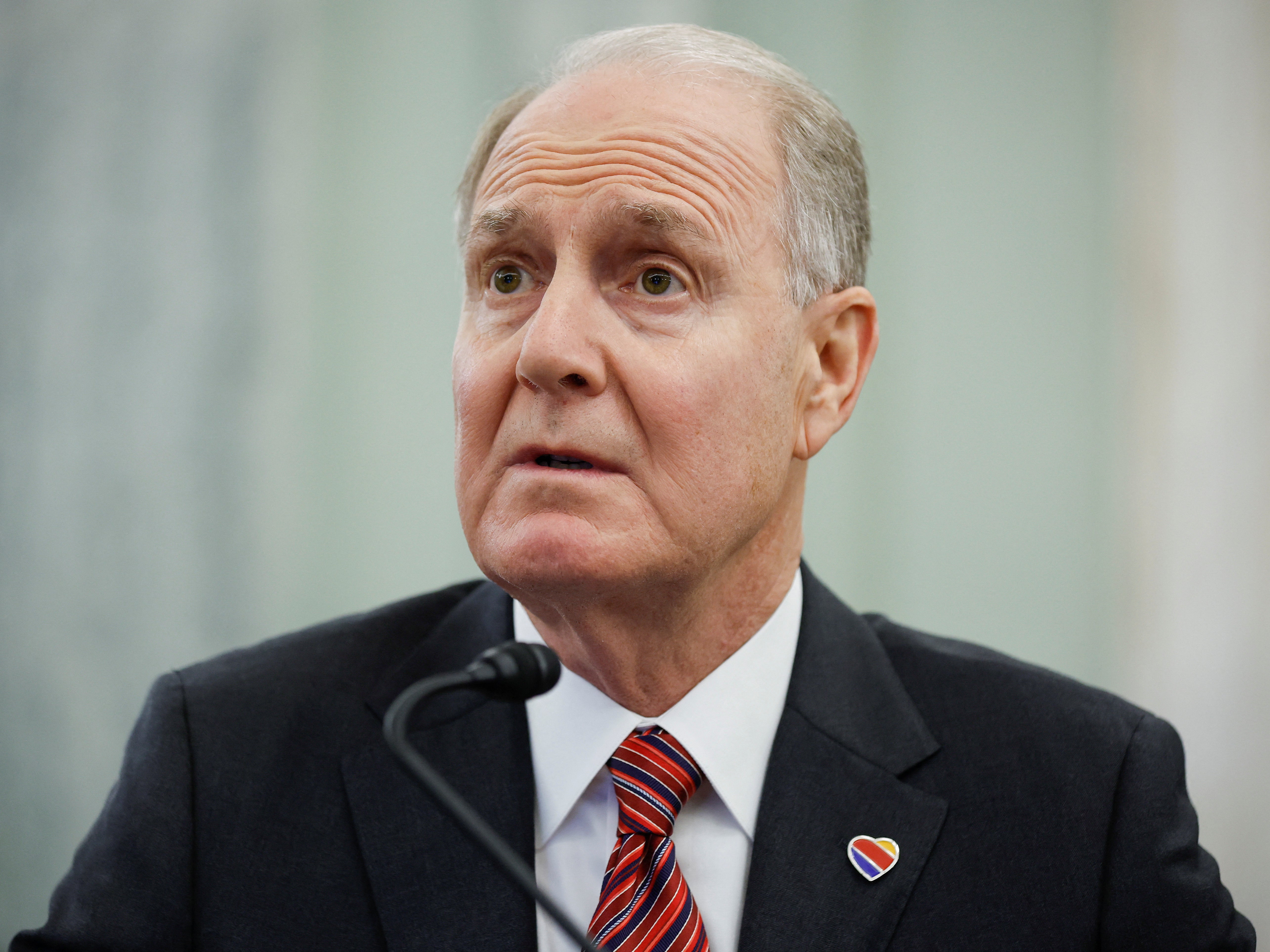 El director ejecutivo de Southwest Airlines, Gary Kelly, testifica ante el Comité Senatorial de Comercio, Ciencia y Transporte en el edificio de oficinas del Senado Russell en Capitol Hill.