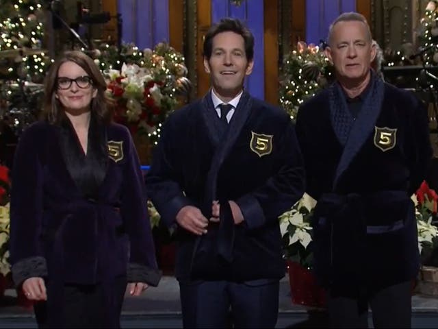 <p>Tina Fey and Tom Hanks welcome Paul Rudd into the SNL hosts’ ‘Five Timer Club’</p>