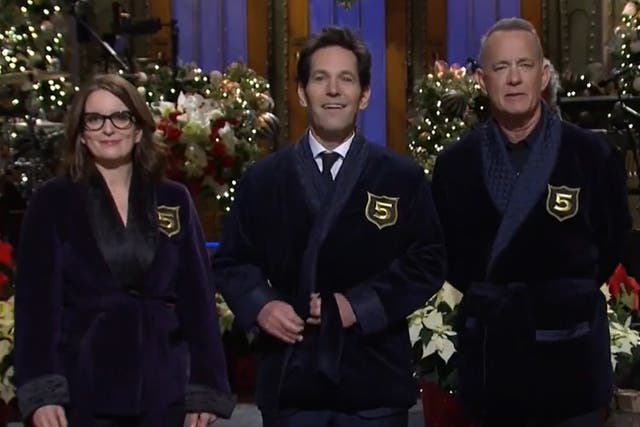 <p>Tina Fey and Tom Hanks welcome Paul Rudd into the SNL hosts’ ‘Five Timer Club’</p>