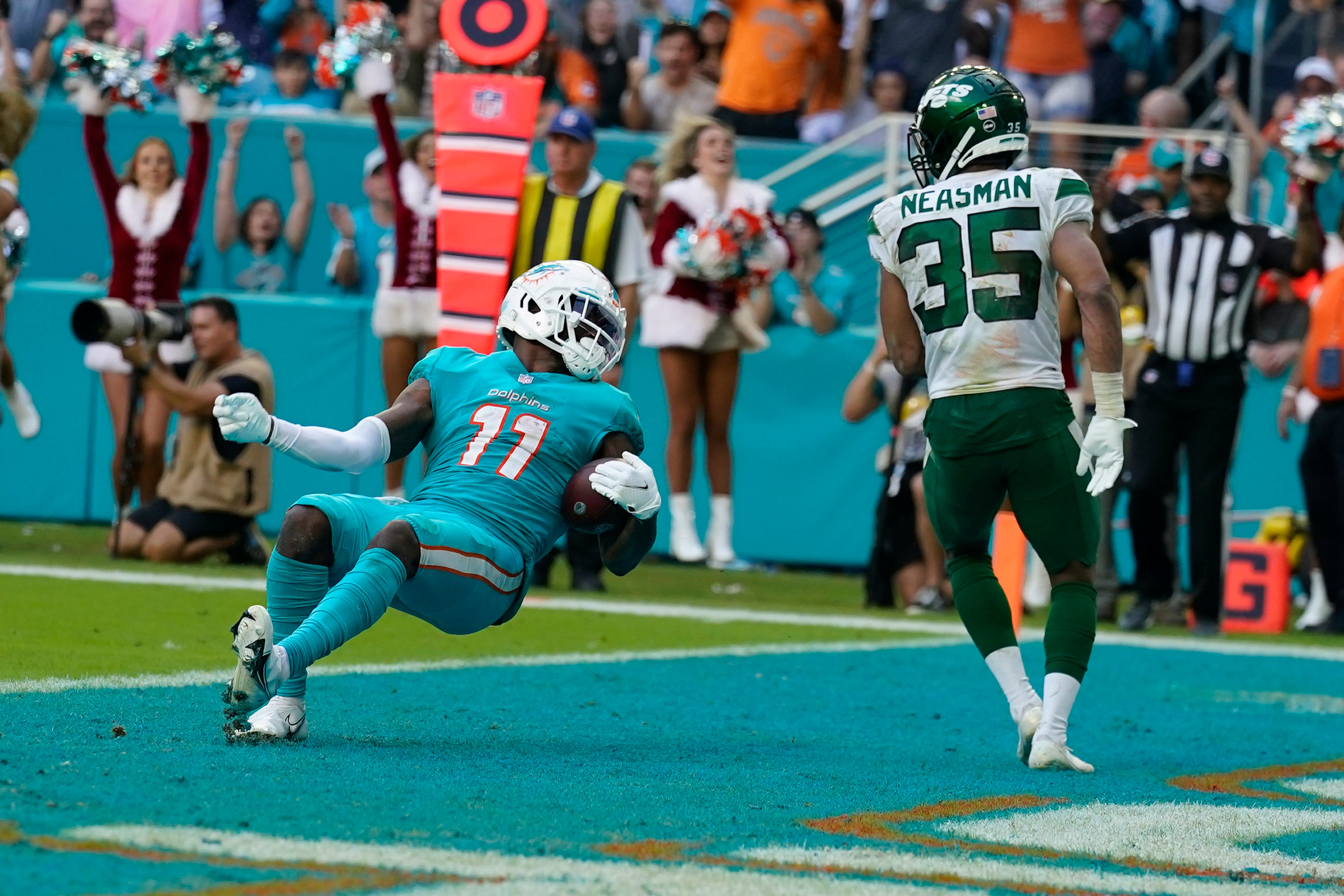 The Miami Dolphins beat the New York Jets for their sixth straight win (Lynne Sladky/AP)