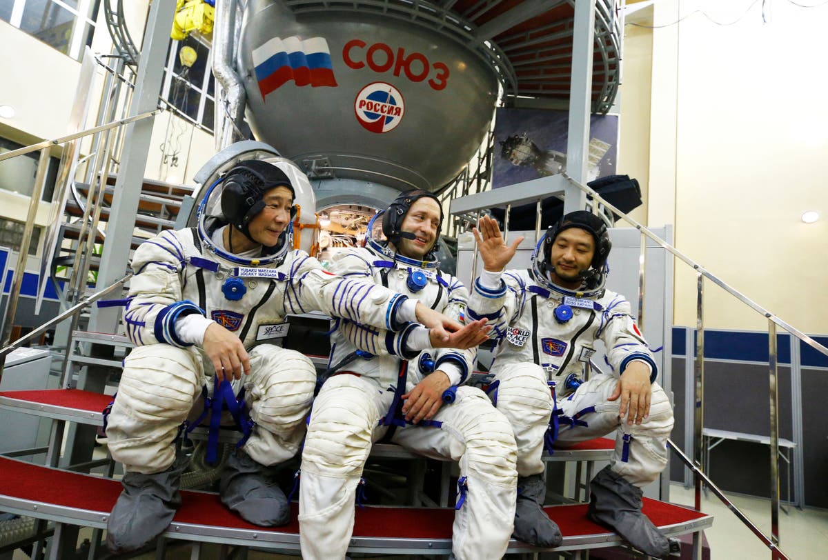 日本の億万長者の宇宙飛行士がISSで12日後に地球に戻る