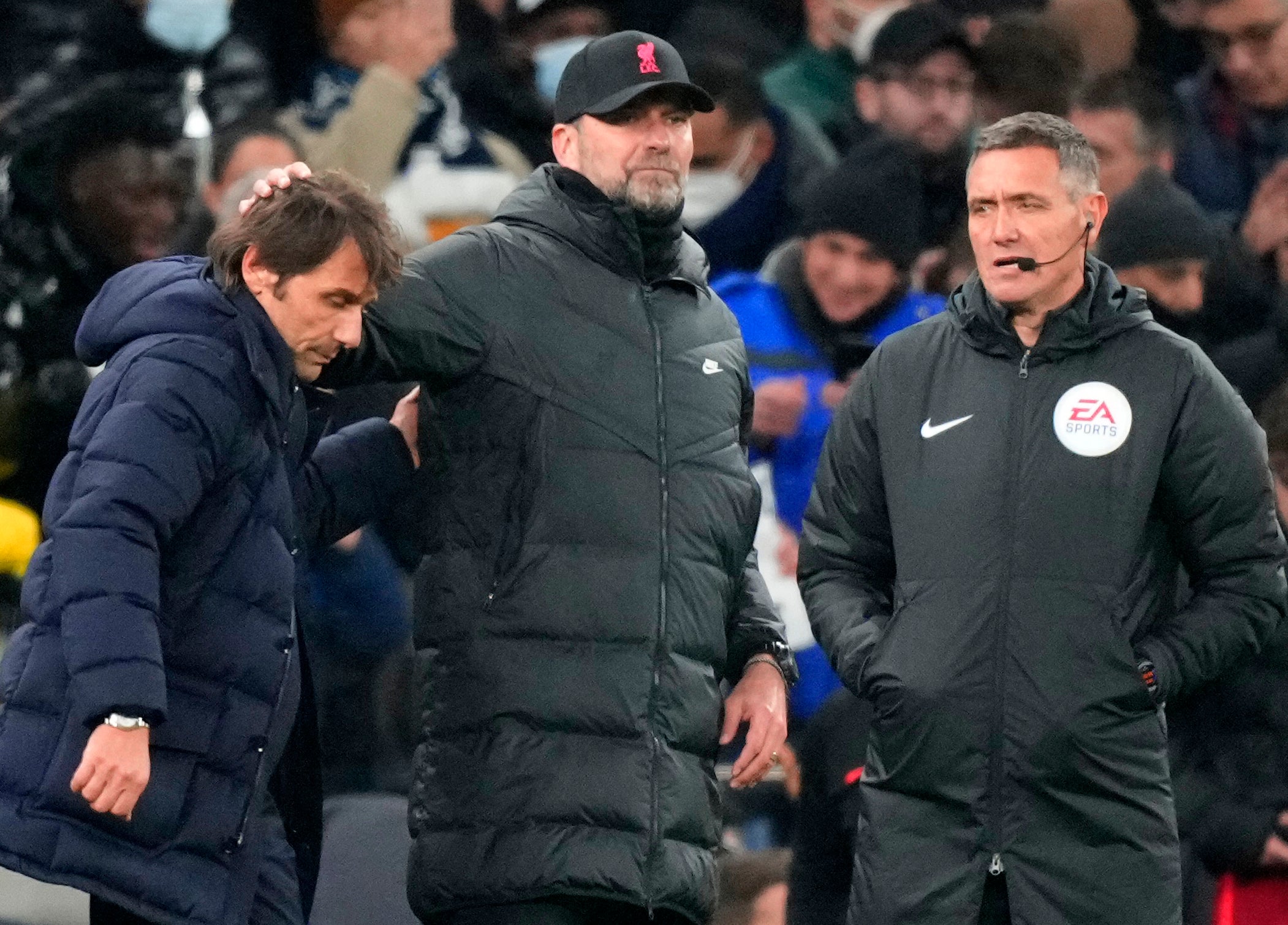 <p>Liverpool’s Jurgen Klopp, centre, and Tottenham’s Antonio Conte, left</p>