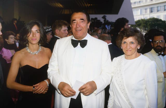 <p>Robert Maxwell junto a su hija Ghislaine (izq) y su esposa Elisabeth (der) </p>