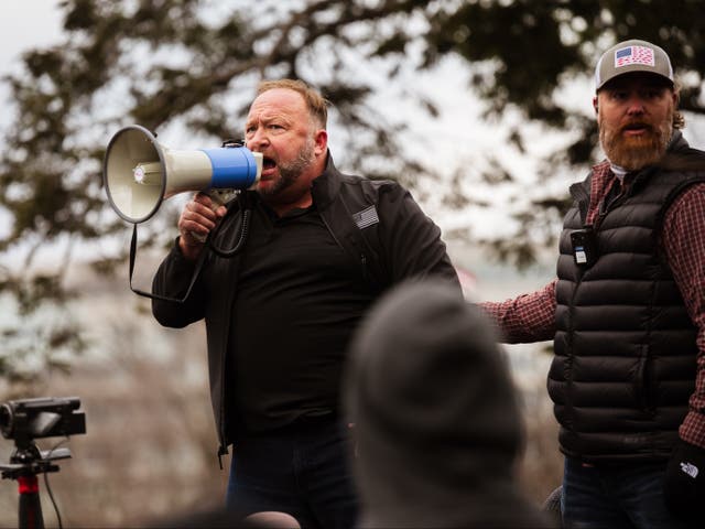 Alex Jones, el fundador del grupo de medios de comunicación de derecha Infowars, se dirige a una multitud de manifestantes pro-Trump después de que irrumpieron en los terrenos del Capitolio el 6 de enero de 2021 en Washington, DC