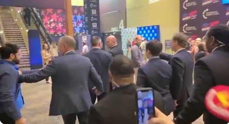 <p>El periodista Elad Eliahu fue expulsado de la conferencia de Turning Point USA por hacer preguntas a Kyle Rittenhouse</p>