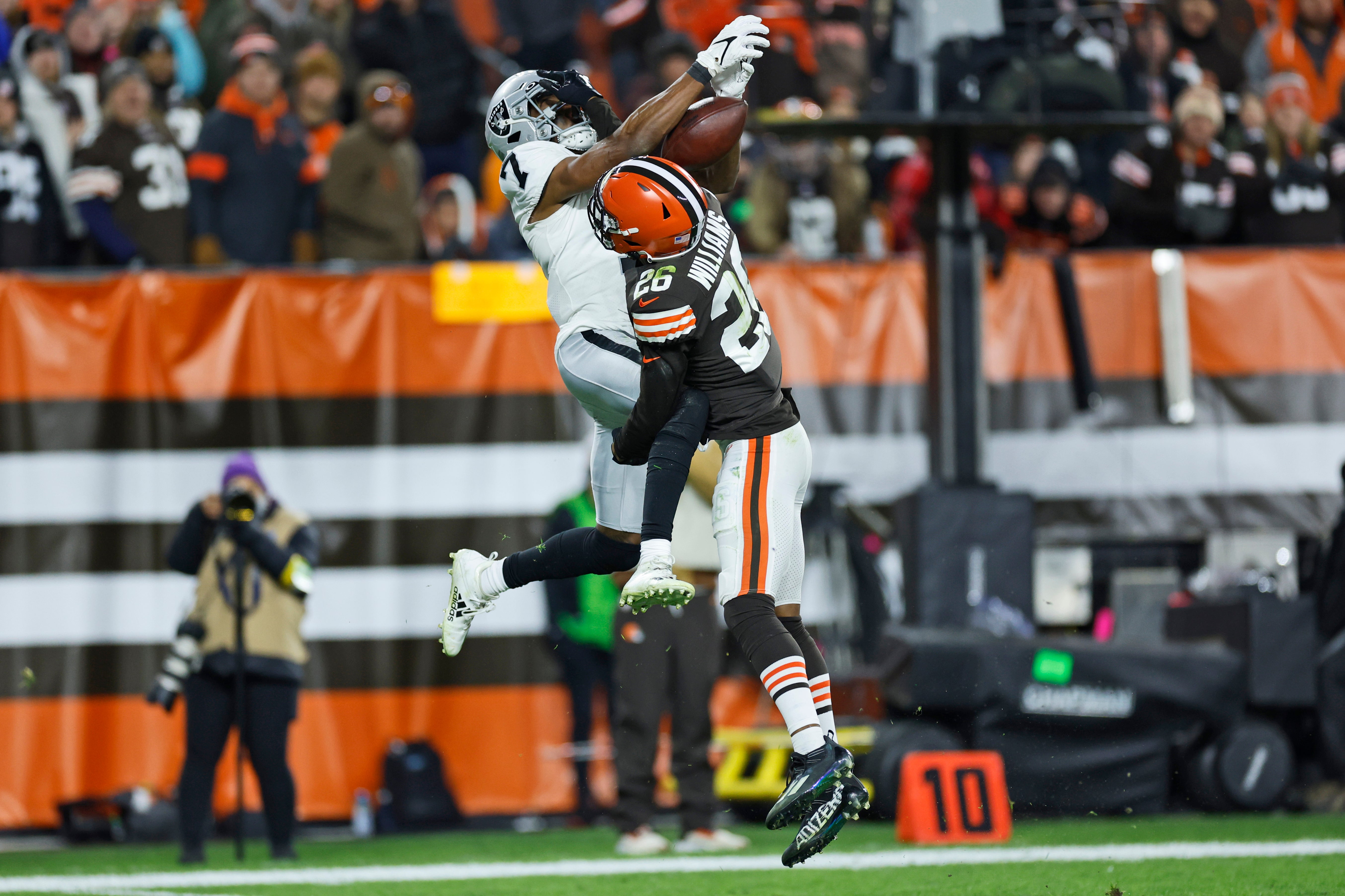 Cleveland Browns cornerback Greedy Williams breaks up a pass intended for Las Vegas Raiders wide receiver Zay Jones (AP/Ron Schwane)
