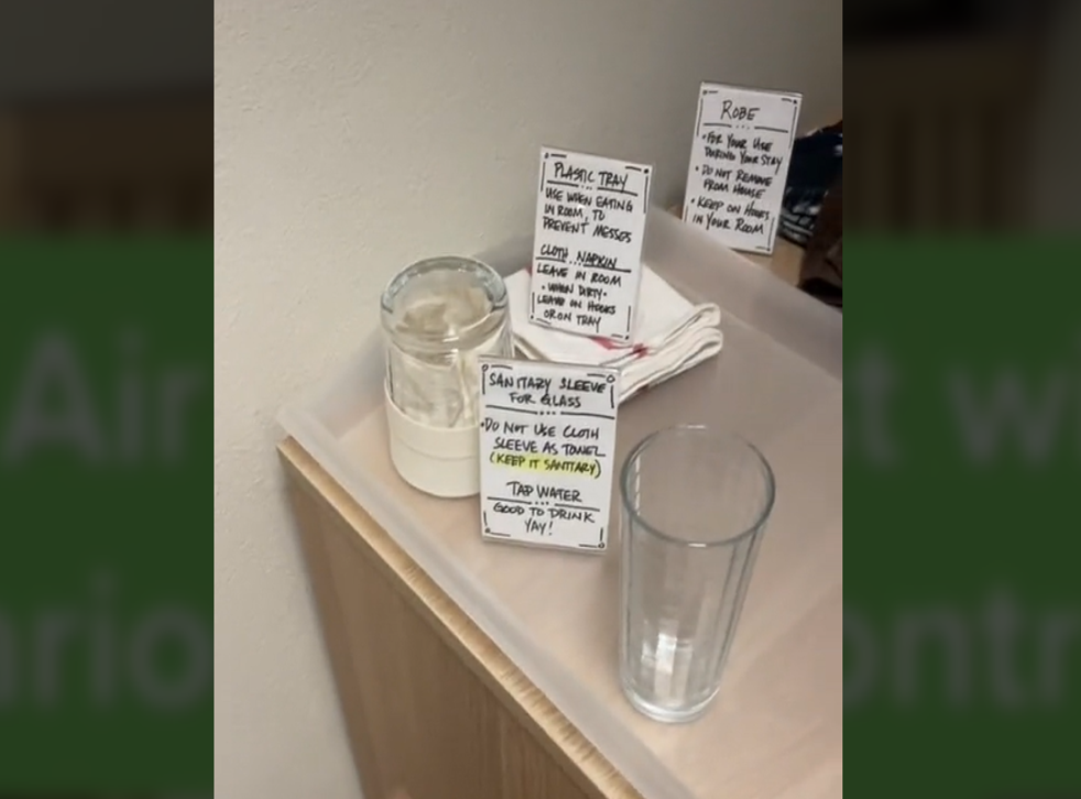 <p>“Mantener colgado en la habitación”: instrucciones sobre batas, bandejas y vasos de agua</p>