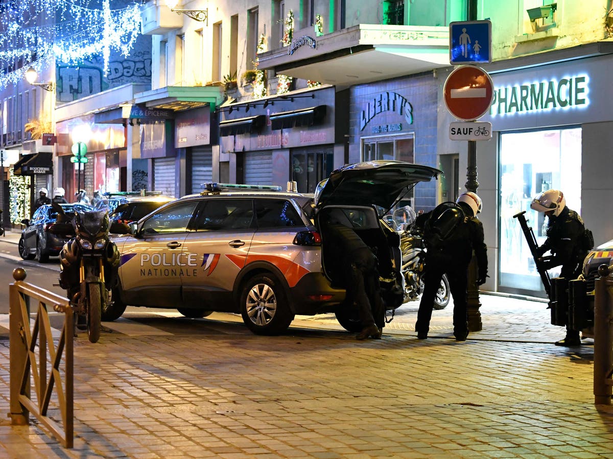 Man arrested in Paris after two women held hostage for hours