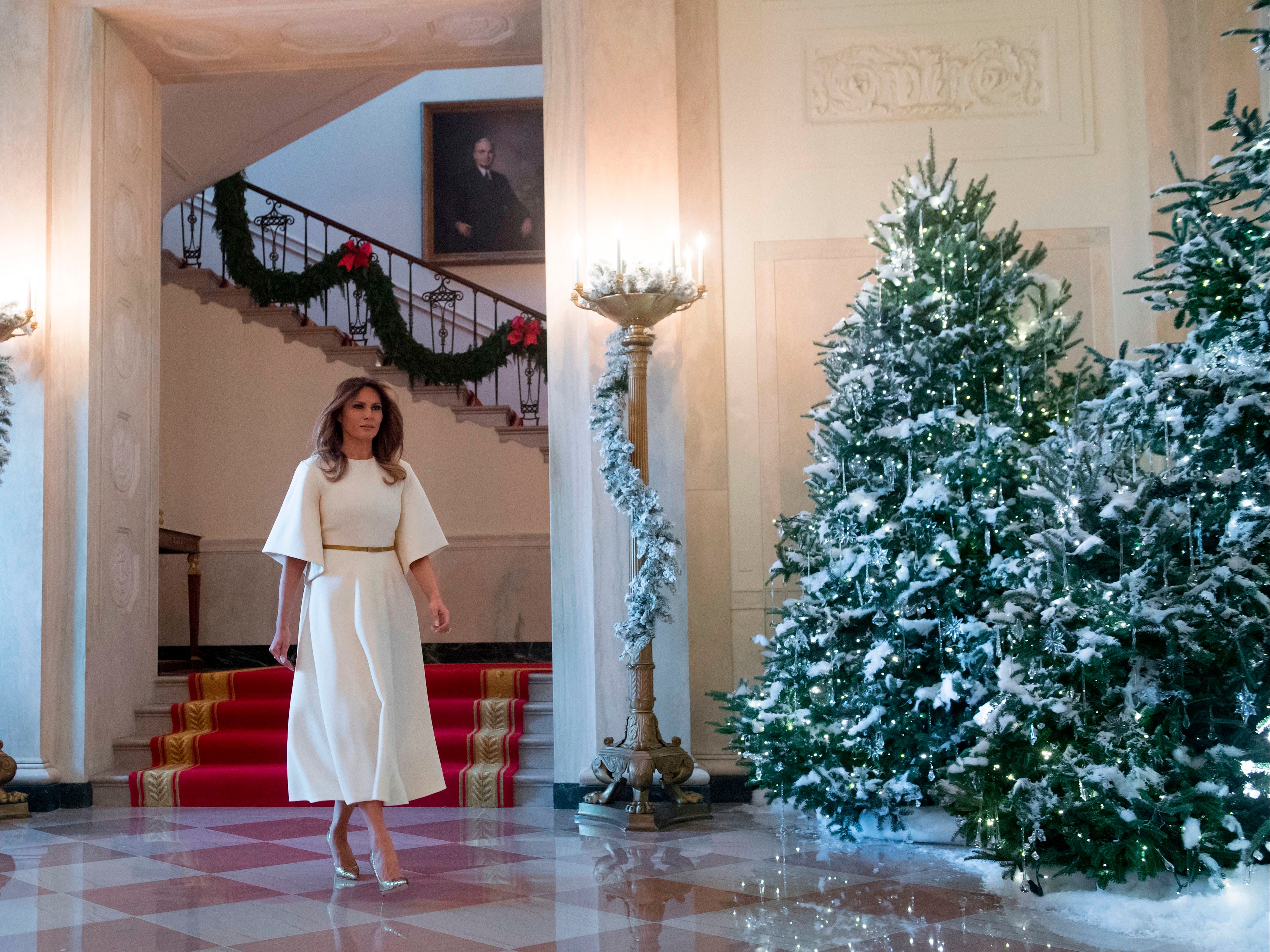 A primeira-dama Melania Trump caminha pelo Grand Foyer enquanto visita as decorações de Natal na Casa Branca em Washington, DC, 27 de novembro de 2017