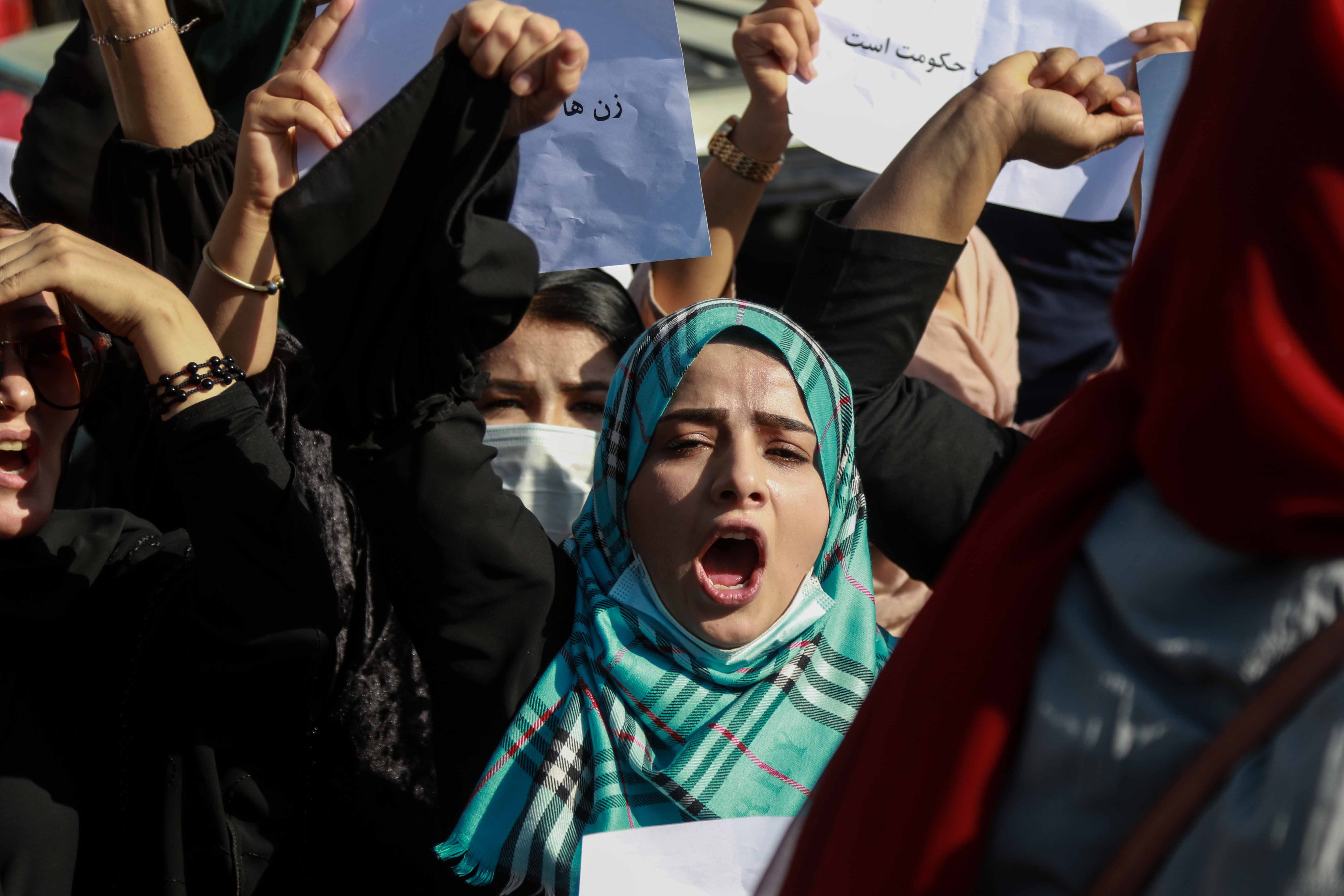 Afghan women demand that the Taliban allow the reopening of girls schools in Kabul