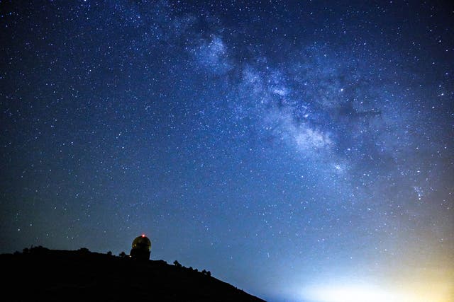 Lanzarote ofrece zonas libres de contaminación lumínica donde las estrellas brillan con una claridad inmejorable
