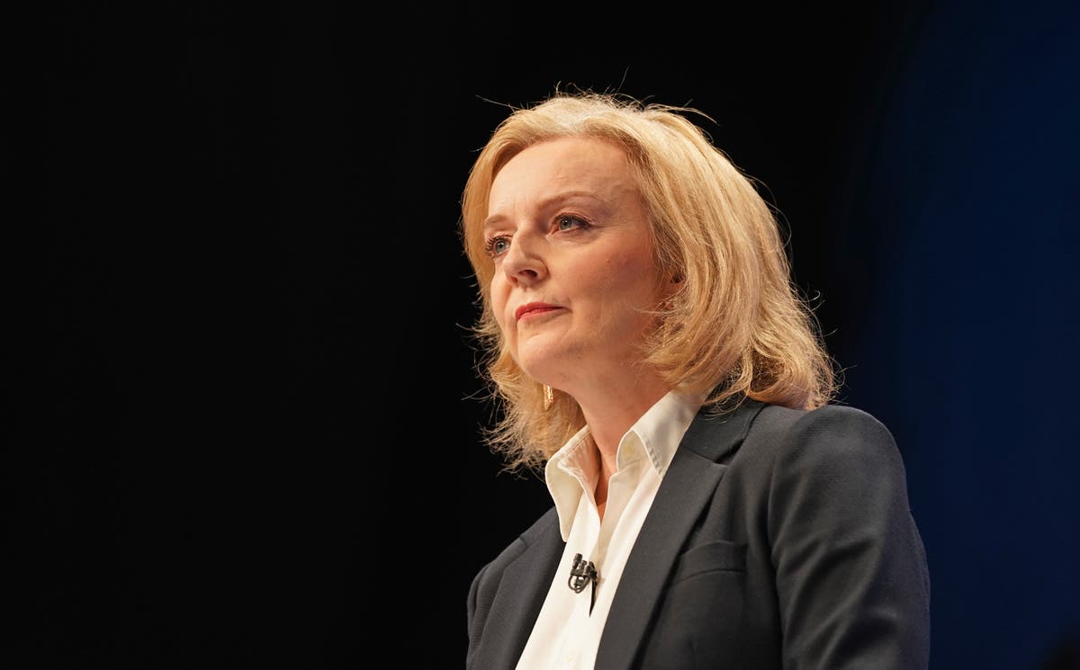 Liz Truss urges Russia to enter talks over troops at Ukrainian border
