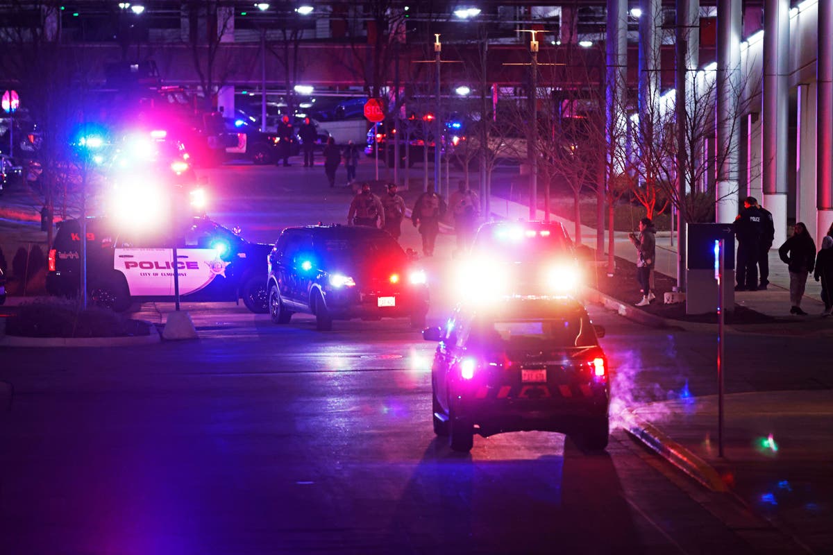 4 people injured after shooting at Chicago-area mall