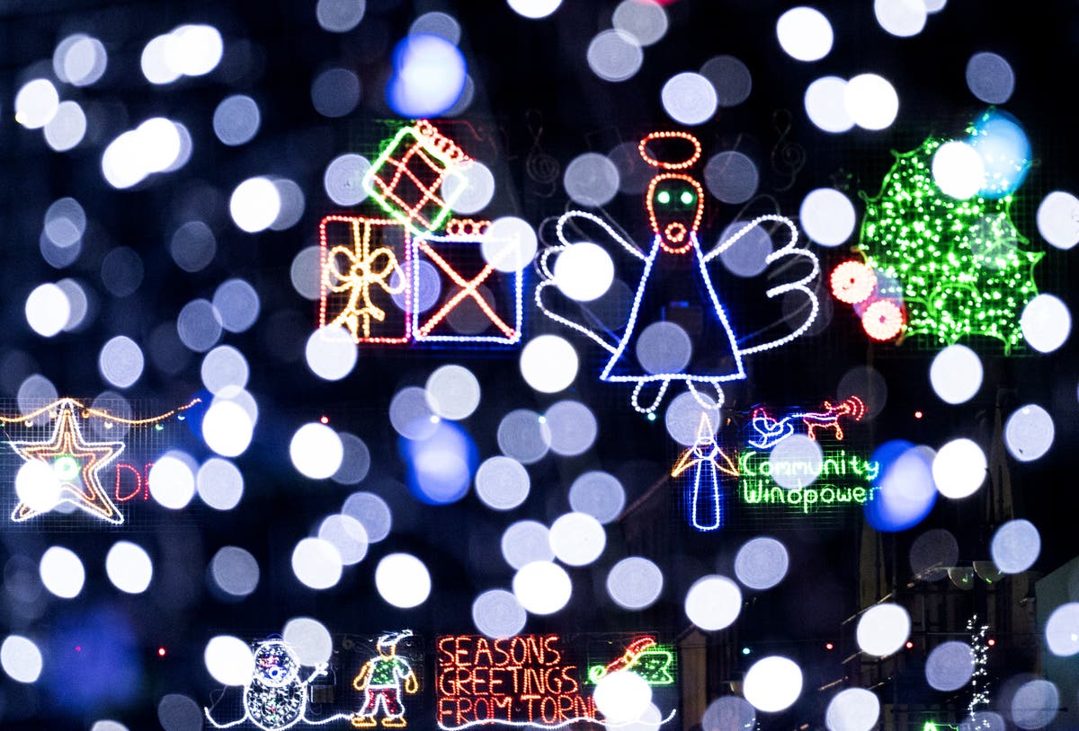 Christmas Eve footfall slows in UK city centres