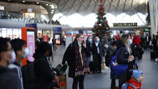 lidé stojí na Štědrý den v Londýně ve stanici Kings Cross