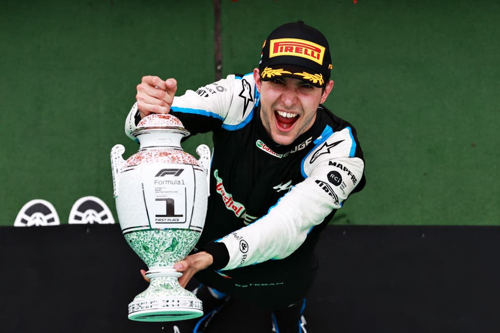 Esteban Ocon con su trofeo de la victoria en el Gran Premio de Hungría de 2021