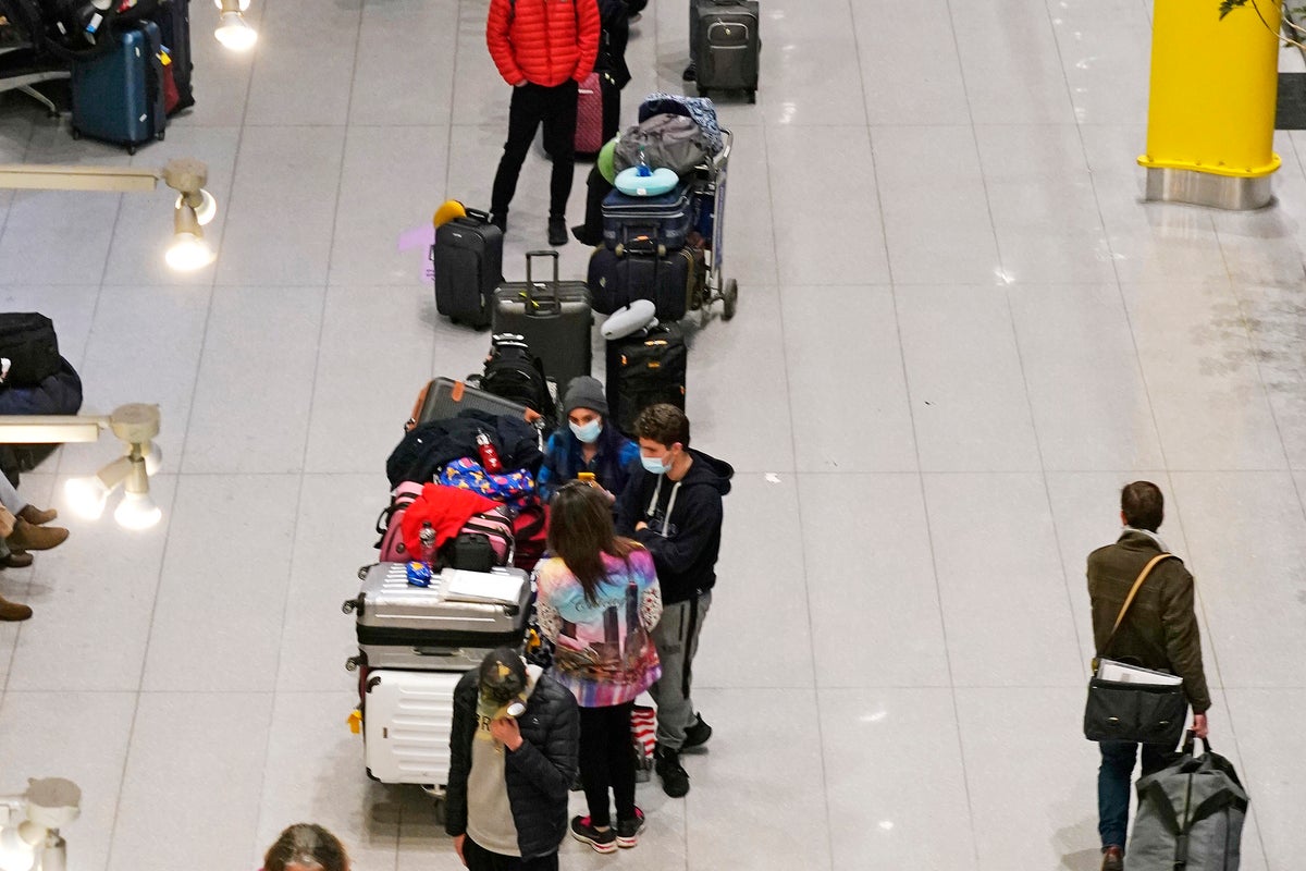 US airlines cancel more than 700 flights day after Christmas as Covid(02)