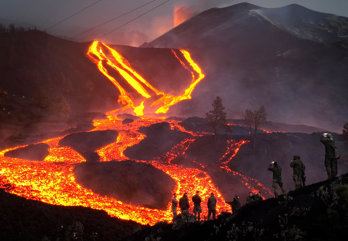 Сильные землетрясения извержения вулканов мощные. Извержение вулкана Кумбре-Вьеха 2021. Извержение семеру (2021). Вулкан Тааль извержение 2020. Пальма Испания вулкан.