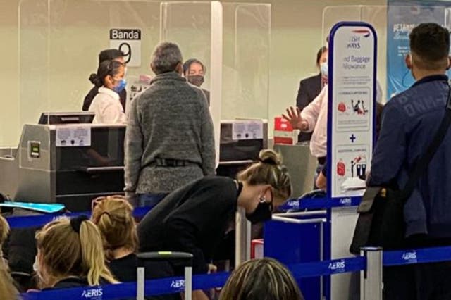 <p>Christmas check-in: the queue for BA’s delayed flight from San José to London</p>