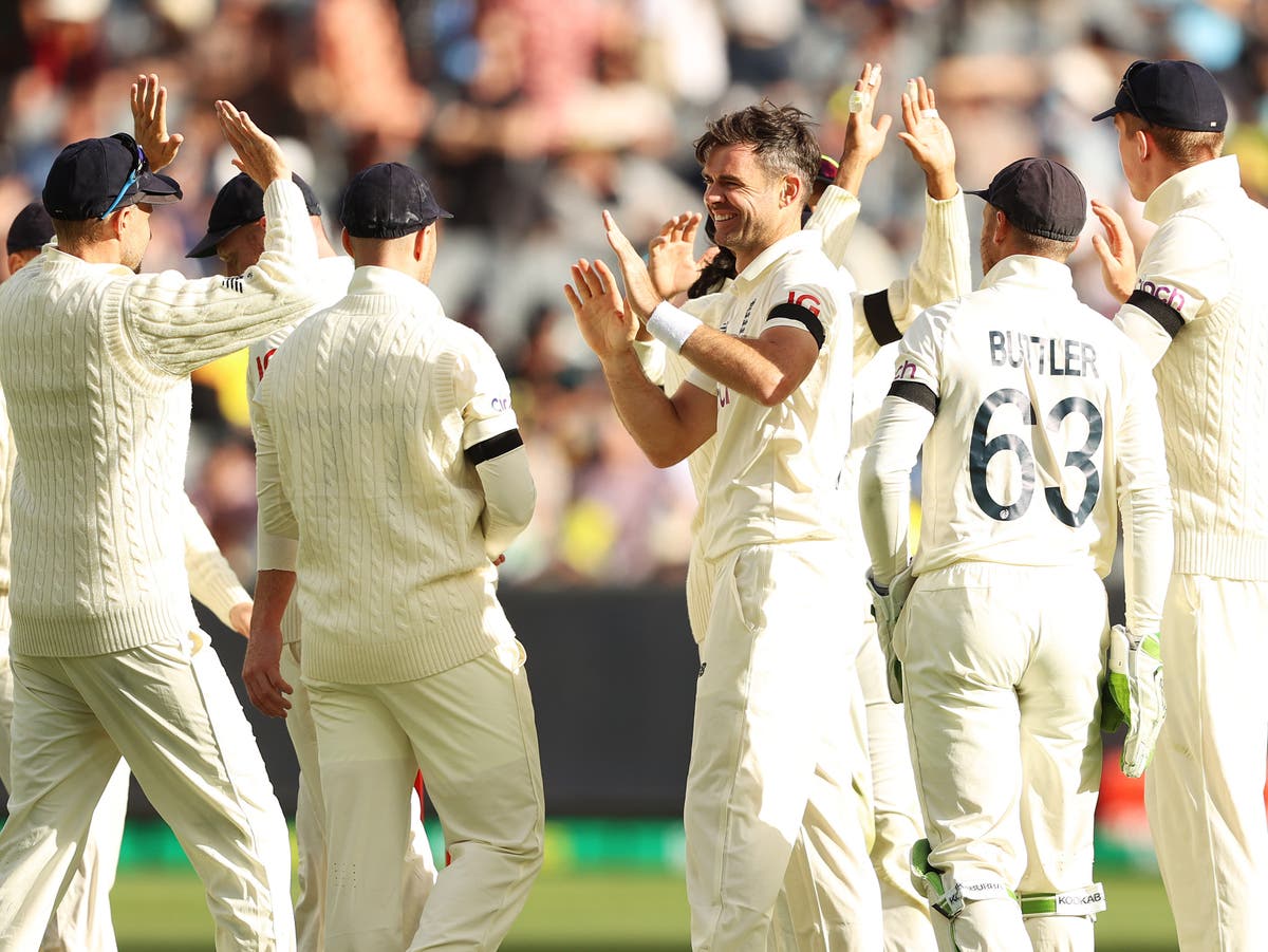 England given all clear after &lsquo;family group&rsquo; member tests positive for Covid before day two of third Ashes Test