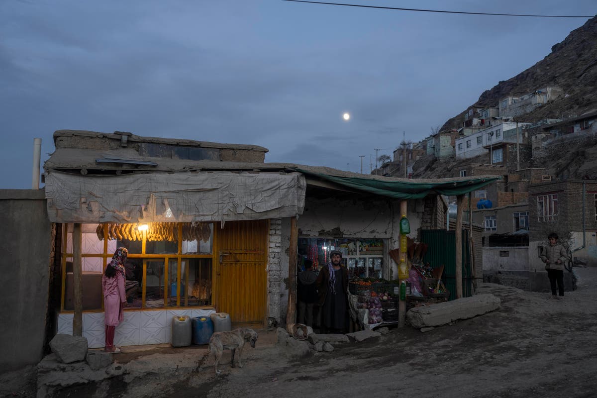 AP PHOTOS: Afghans desperate; Taliban face economic ruin