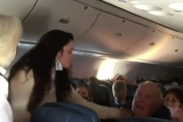 La pasajera de Delta Air Lines, Patricia Cornwall, parece abofetear a un anciano en un vuelo desde Tampa, Florida a Atlanta, Georgia.