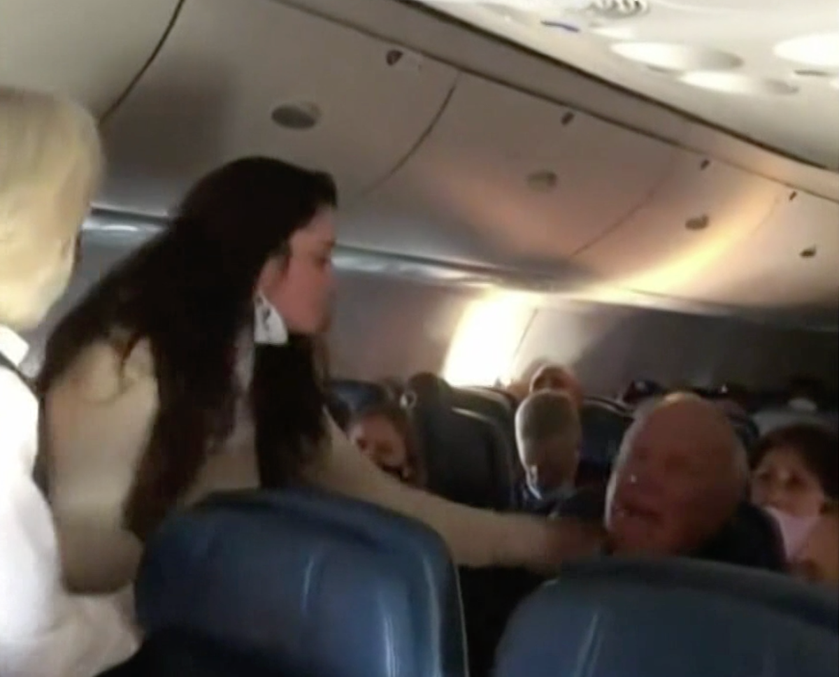‘Karen’ filmed hitting and spitting at 80-year-old unmasked man on Delta flight - The Independent ‘Karen’ filmed hitting and spitting at 80-year-old unmasked man on Delta flight - The Independent