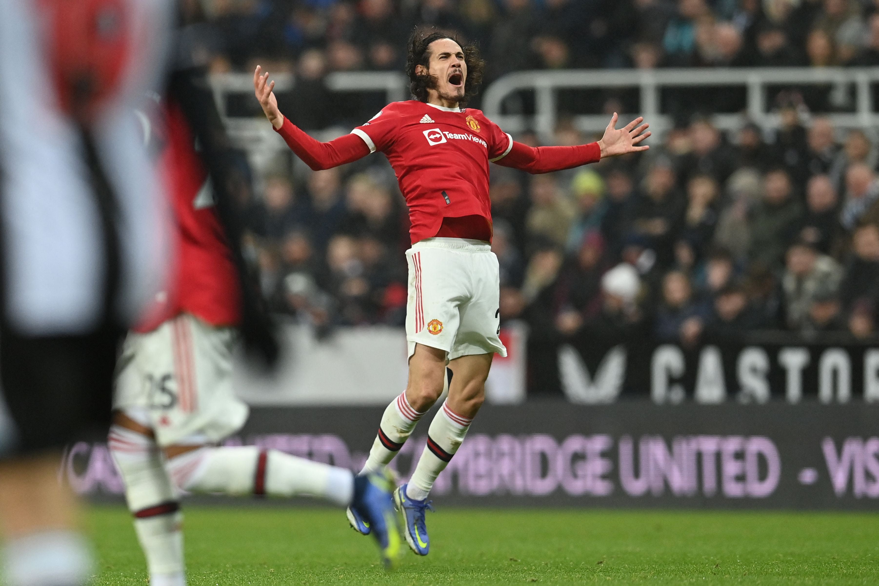 Edinson Cavani celebrates his equaliser after coming off the bench for Man United